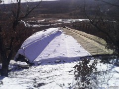 Зато крыша считай готова! Очередной снег сметён с незакрытой части крыши. Там где не сметён — уже лежат баннеры