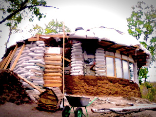 Как построить дом из мешков с землей за 10 шагов - Магазин Earthbag